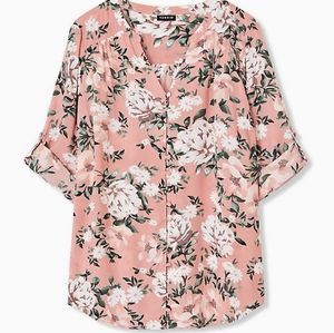 💋 2/$30 - NWT Torrid Floral Fabric Button Blouse